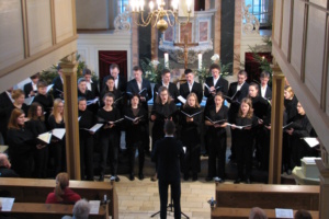 Konzert in einer Kirche, Chor singender Personen.