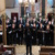 Konzert in einer Kirche, Chor singender Personen.