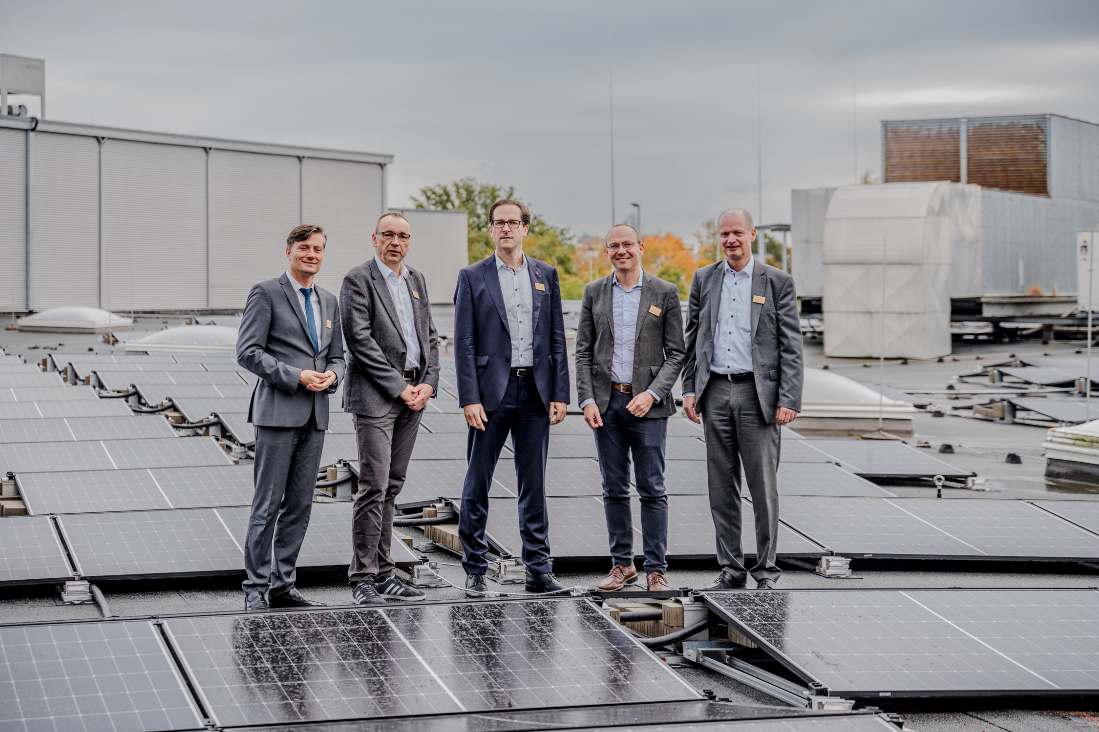 V.l.: Heiko Rosenthal, Andreas Hohlmann, Dr. Maik Piehler, Wolfram Günther, Rainer Borst auf dem Dach des P.C. Foto: URW