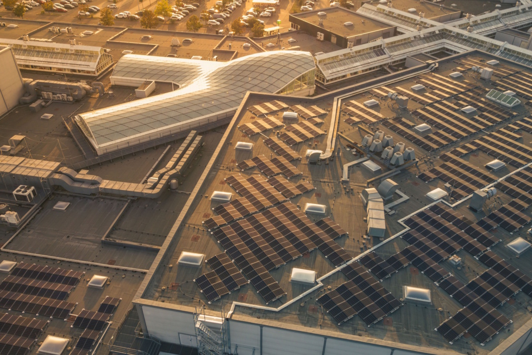 Die Fotovoltaik-Anlage auf dem Dach des P.C.