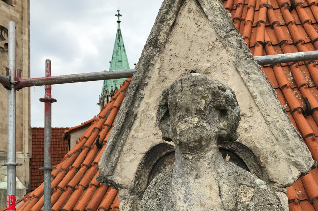 Verwitterte Steinfigur am Dom von Naumburg.