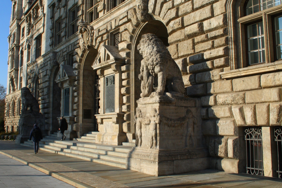 Eingang Neues Rathaus im Sonnenlicht.
