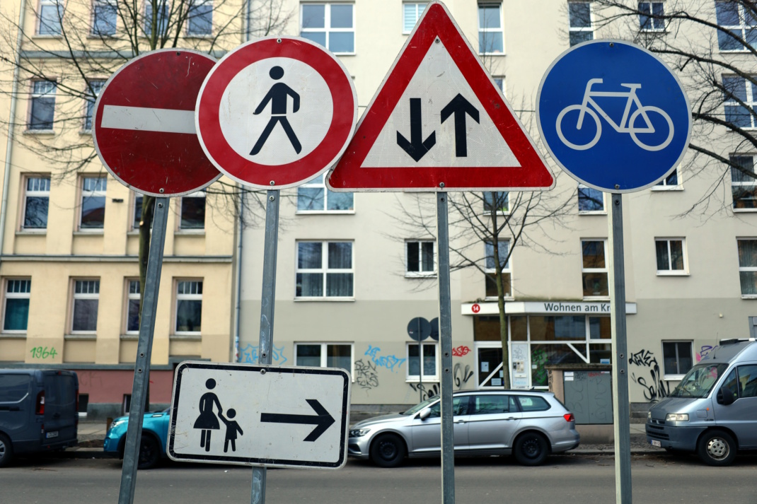 Anreihung von Verkehrsschildern.