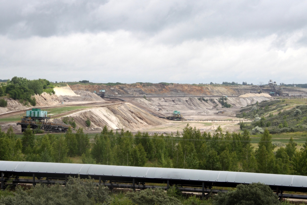Blick auf eine Tagebaulandschaft.