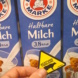 Warnaufkleber für Bärenmarke-Milch. Foto: Greenpeace