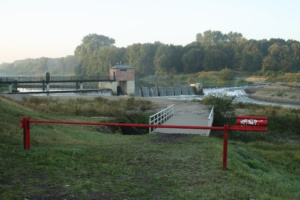 Auslass des Klärwerks Rosental in die Neue Luppe, Brücke und Absperrung.