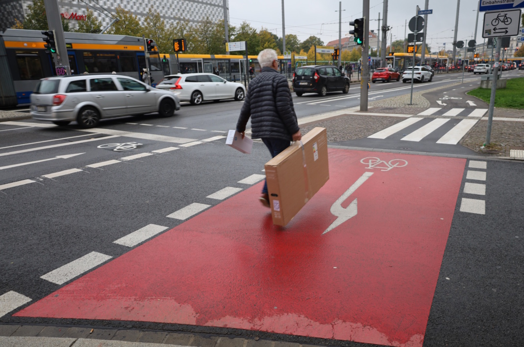 Zebrastreifen führt über Radweg.
