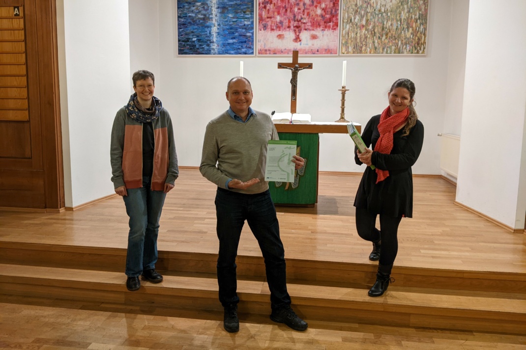 Wir vom Umweltteam sind froh und stolz über die Urkunde: Margit Brause (links), Ralf Hunger, Verena Hofmann