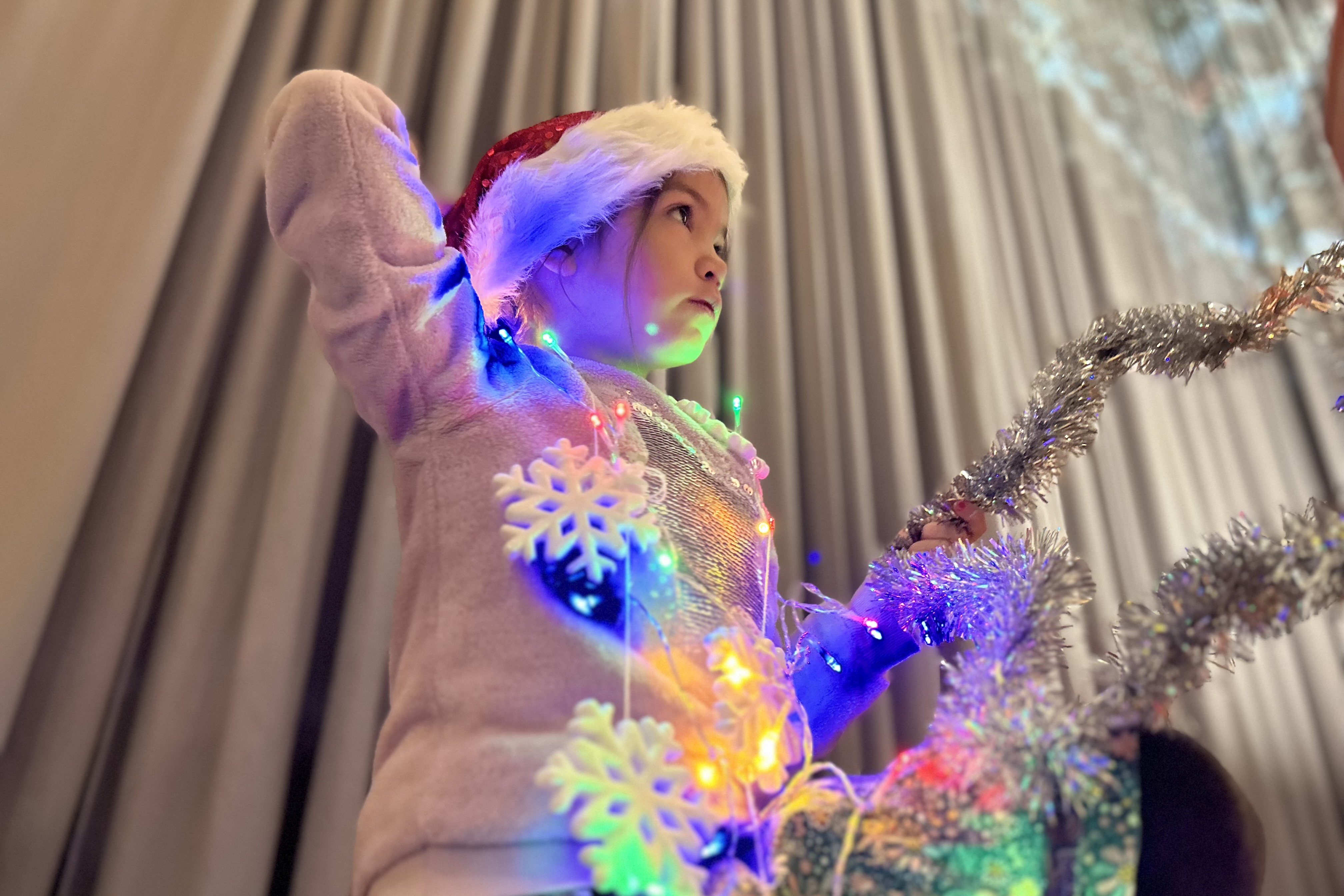 „Oh Tannenbaum“ Lichtspiel, farbenfrohe Weihnachtskrippen und