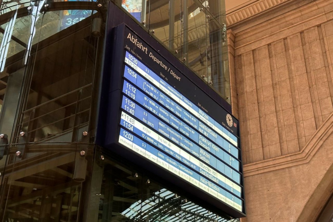Anzeigetafel der Zugabfahrten am Leipziger Hauptbahnhof am 16. November 2023 während des Warnstreiks der GDL.