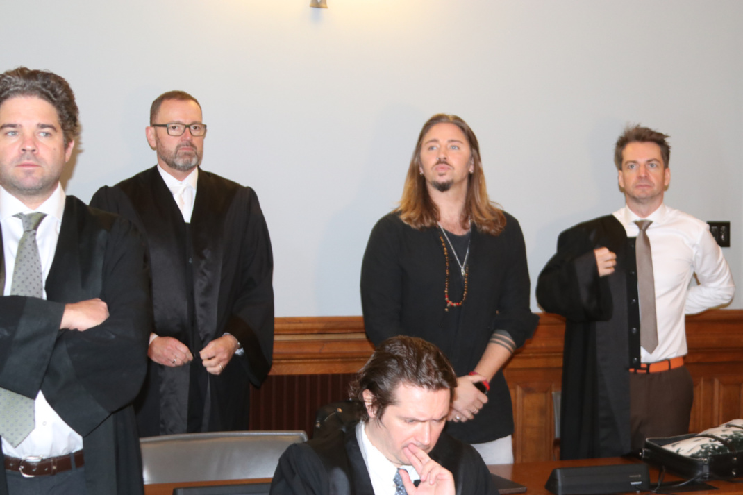 Fünf Personen im Gerichtssaal.