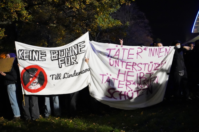 Protest gegen Rammstein-Sänger Till Lindemann am 8. November 2023 in Leipzig. Foto: LZ