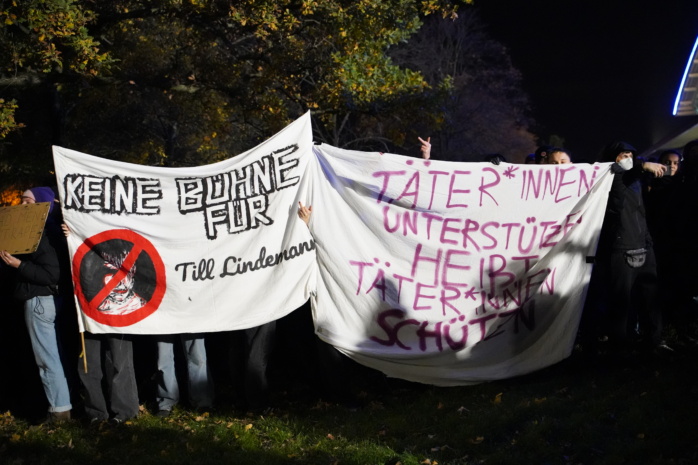 Protest gegen Rammstein-Sänger Till Lindemann am 8. November 2023 in Leipzig. Foto: LZ