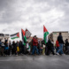 Menschen auf Demo mit Palästina-Flagge.
