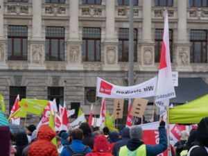 Mehrere Personen mit Bannern und Schildern