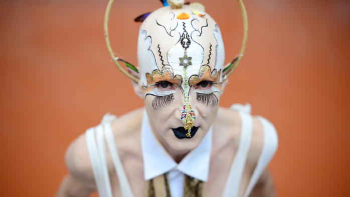 PUT YOUR HEART UNDER YOUR FEET ... AND WALK von Steven Cohen. Foto: Pierre Planchenault