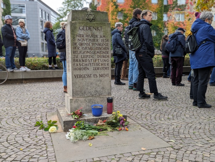 1966 wurde der Gedenkstein zur Erinnerung an die Novemberpogrome errichtet. Foto: Yaro Allisat