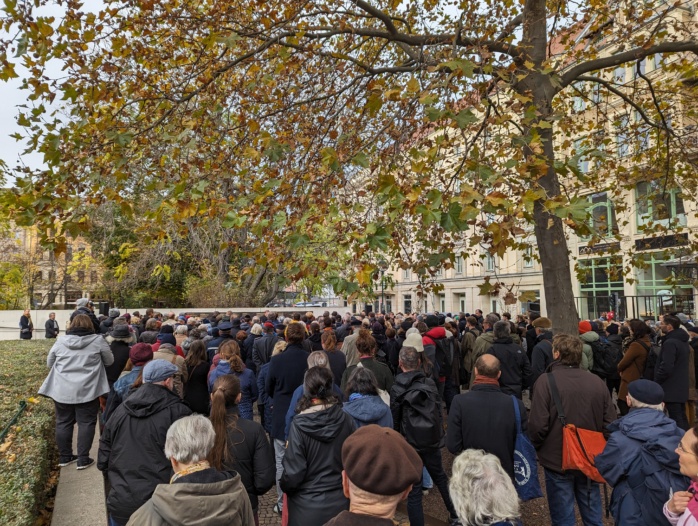 Rund 300 Menschen nahmen an der städtischen Gedenkveranstlatung teil. Foto: Yaro Allisat