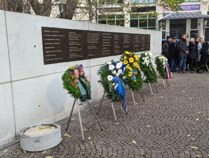 Rund 300 Menschen nahmen an der städtischen Gedenkveranstlatung teil. Foto: Yaro Allisat