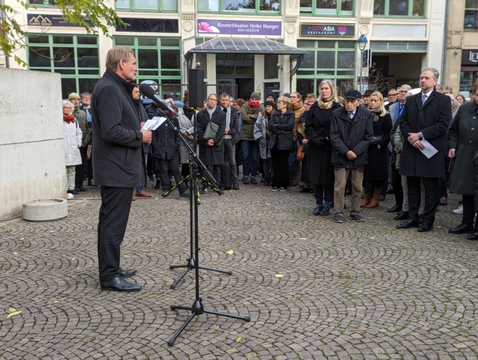 Oberbürgermeister Jung sprach bei der städtischen Gedenkveranstaltung. Foto: Yaro Allisat