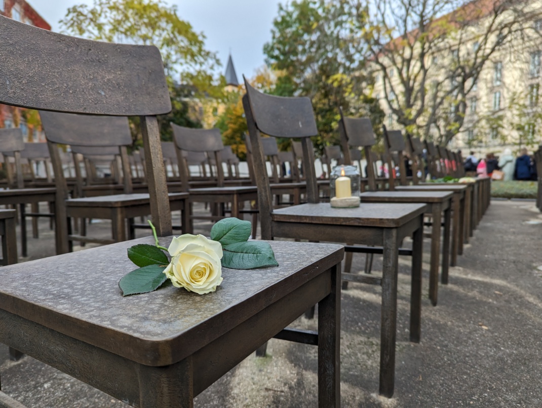 Mahnmal für die einstige Synagoge, Stühle mit Blumendeko zum Gedenken.