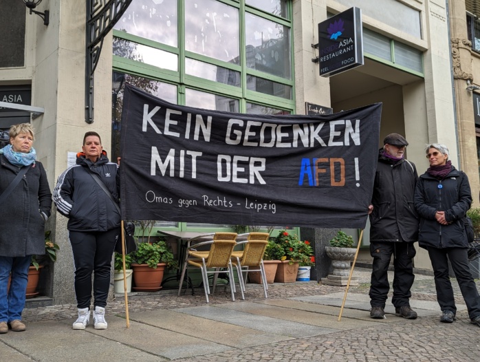 "Kein Gedenken mit der AfD!" fordern die Omas gegen Rechts. Foto: Yaro Allisat
