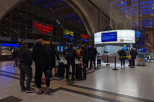 Schlange vorm Informationsschalter der Deutschen Bahn am frühen Mittwochabend im Leipziger Hauptbahnhof. Foto: Luise Mosig