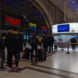 Schlange vorm Informationsschalter der Deutschen Bahn am frühen Mittwochabend im Leipziger Hauptbahnhof. Foto: Luise Mosig