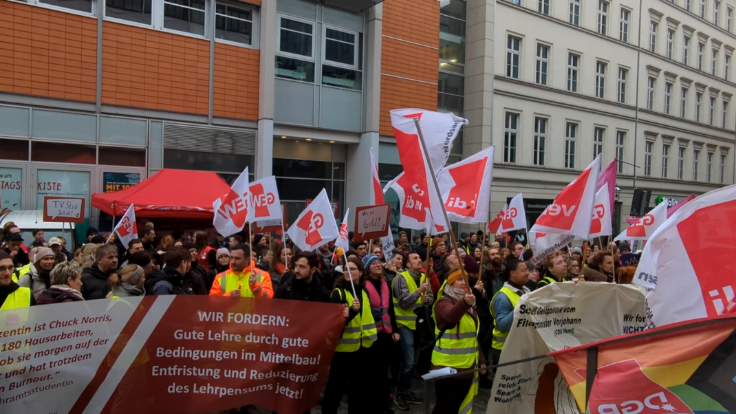 Menschenmenge mit Fahnen und Bannern beim Streik
