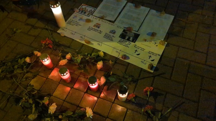 Die Stolpersteine vor dem Haus der Demokratie erinnern an deportierte Kinder und Opfer der Euthanasieverbrechen. Foto: Yaro Allisat