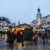 Marktplatz mit Menschen, Buden, im Hintergrund Rathausturm