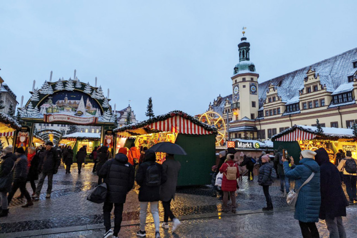 Marktplatz mit Menschen, Buden, im Hintergrund Rathausturm