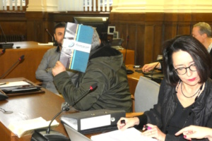 Hüseyin D., der sich vor Gericht hinter einem Sichtschutz versteckt, soll laut Angaben eines Kronzeugen die Tötung seines Geschäftspartners angeordnet haben (Aufnahme vom Februar 2023). Foto: LZ
