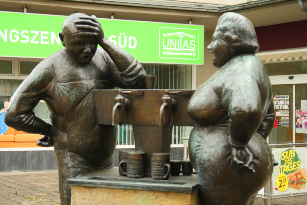 Steinerne Figuren eines Brunnens.