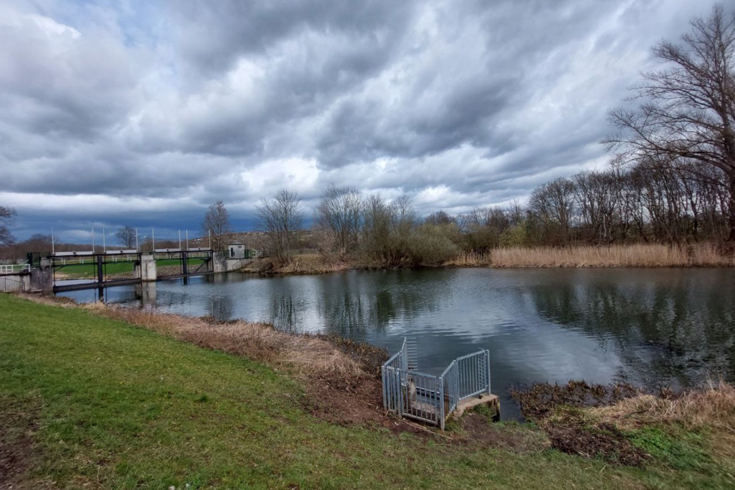 Gewässer, Wolken und Brücke.
