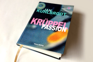 Jan Kuhlbrodt: Krüppelpassion. Foto: Ralf Julke