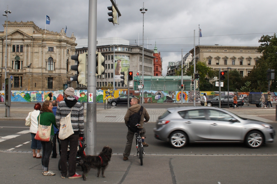 Warten am Wilhelm-Leuschner-Platz. Archivfoto: Ralf Julke