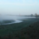 Fluss im Morgennebel.