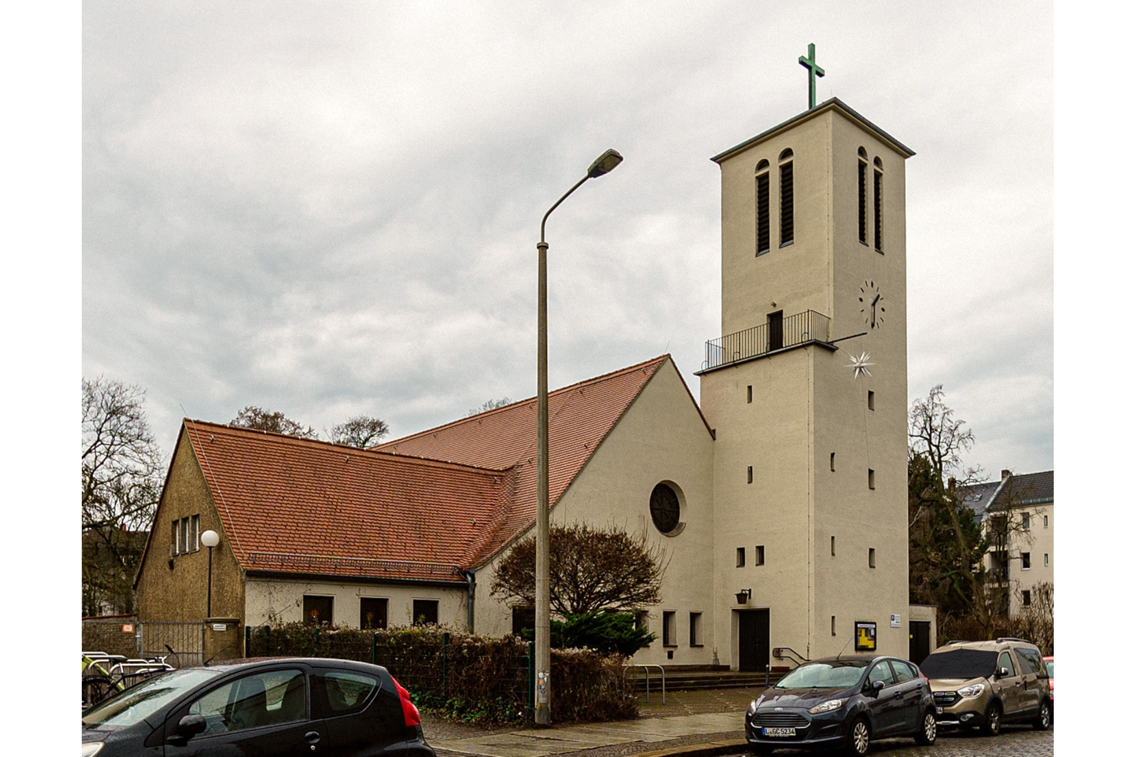 Die Trinitatiskirche in Anger-Crottendorf. Foto: Freddo213, CC BY-SA 4.0, https://commons.wikimedia.org/wiki/File:Theodor-Neubauer-Stra%C3%9Fe_16_Leipzig.jpg