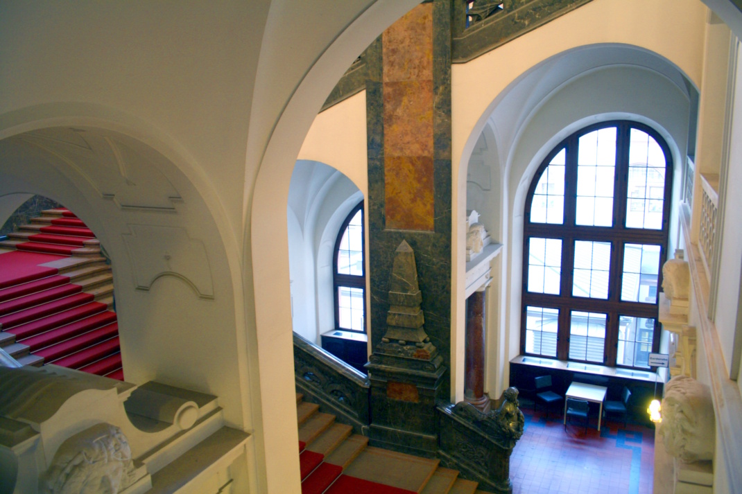 Das Treppenhaus im Neuen Rathaus. Foto: Ralf Julke