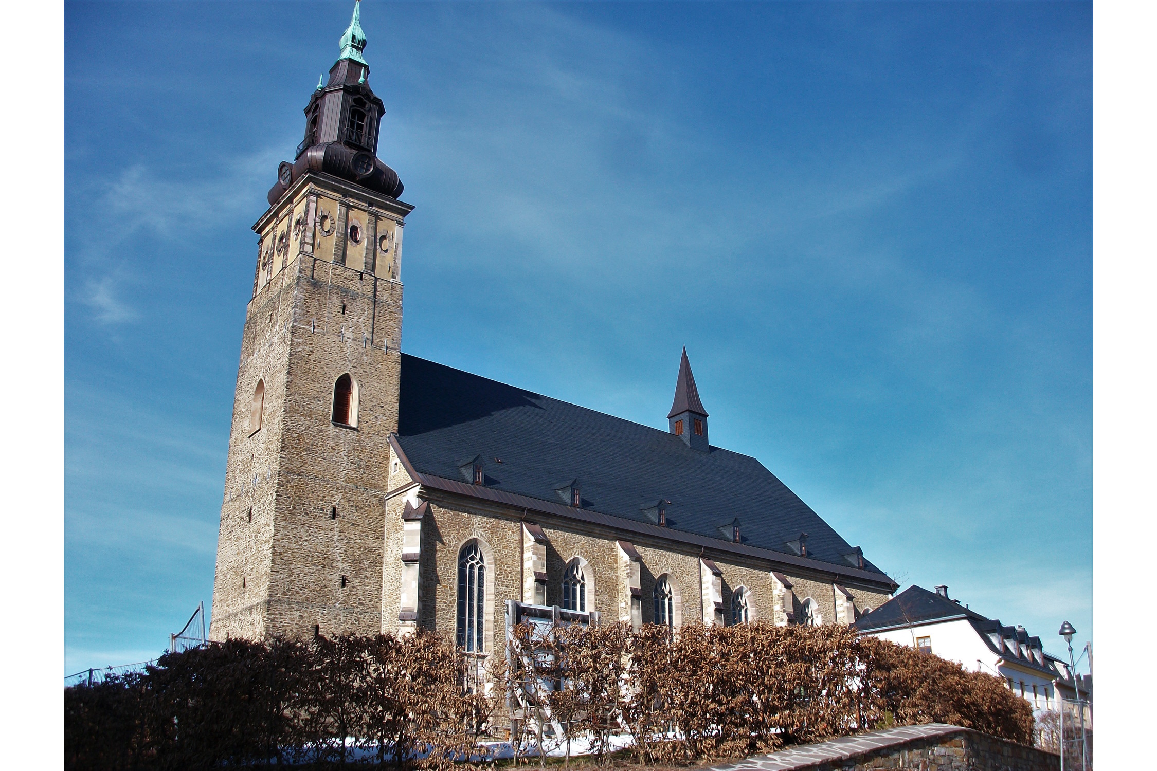 Die Wolfgangskirche Schneeberg. Foto: Aagnverglaser, CC BY-SA 4.0, https://commons.wikimedia.org/w/index.php?curid=124468052