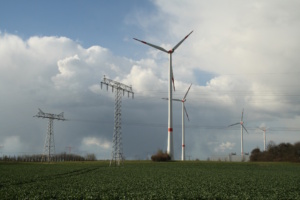 Windkraftanlagen in der Landschaft, Wolken.