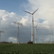 Windkraftanlagen in der Landschaft, Wolken.