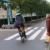 Zebrastreifen, Radfahrer, Fußgängerin-