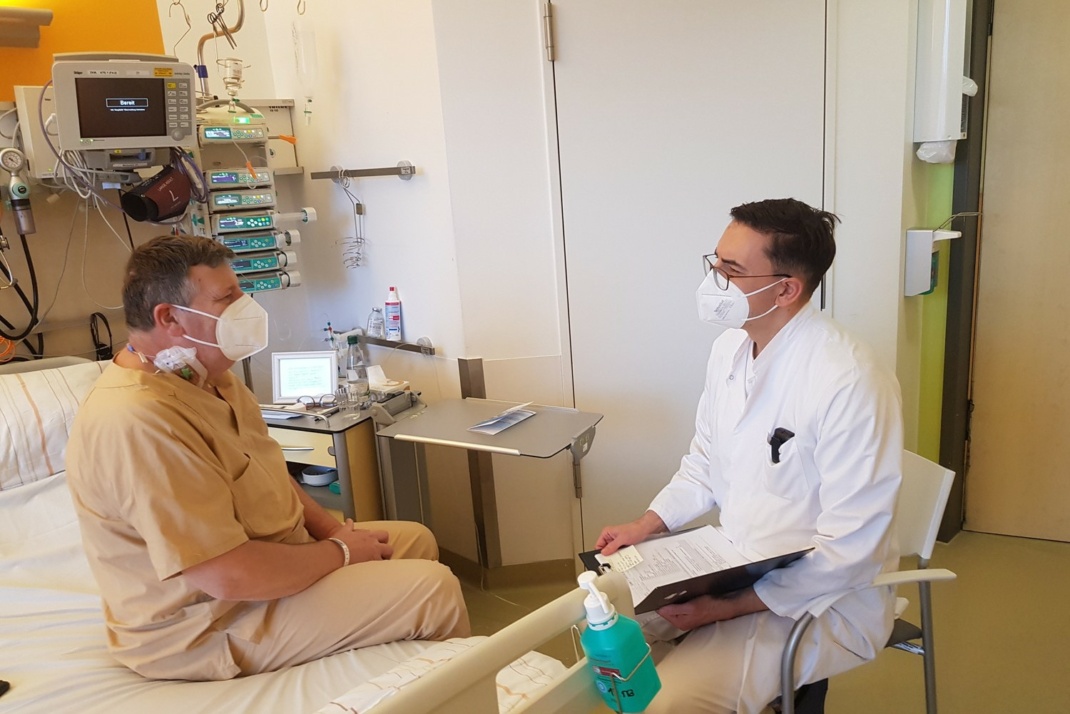 Kurz vor der Entlassung seines Patienten spricht Oberarzt Dr. Vladan Vucinic (re.) noch einmal die Ergebnisse der letzten Untersuchungen mit Jens Wußmann durch. Er war der 150. Patient, der am Universitätsklinikum Leipzig mit einer CAR-T-Zelltherapie behandelt wurde. Foto: Markus Bien