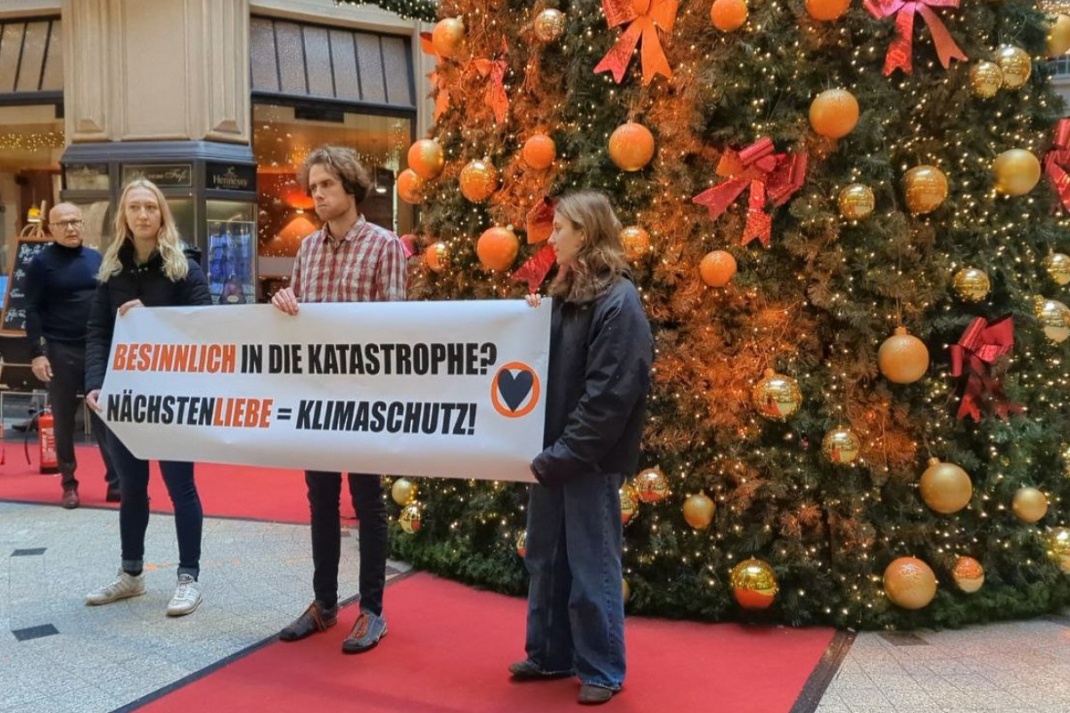 Aktivist*innen der „Letzten Generation“ haben am 13. Dezember 2023 den Weihnachtsbaum in der Mädlerpassage in Leipzig mit Farbe besprüht. Foto: Yaro Allisat