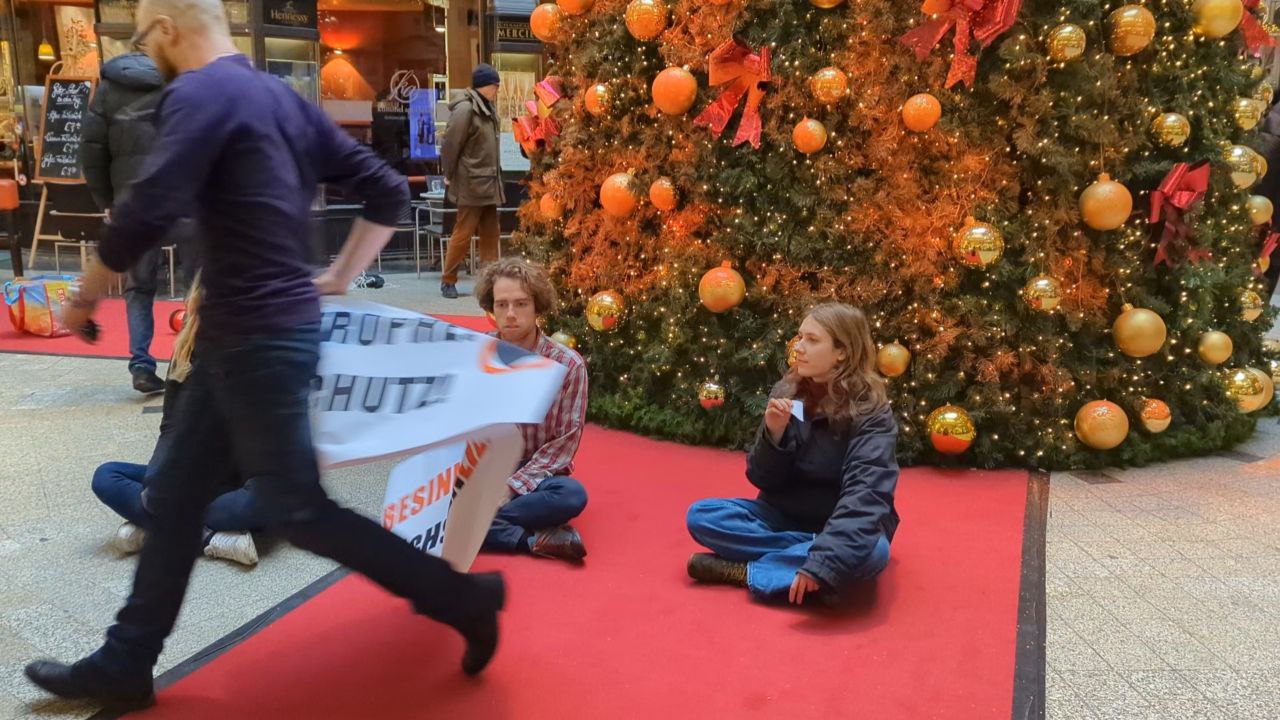 Aktivist*innen der „Letzten Generation“ haben am 13. Dezember 2023 den Weihnachtsbaum in der Mädlerpassage in Leipzig mit Farbe besprüht. Foto: Yaro Allisat