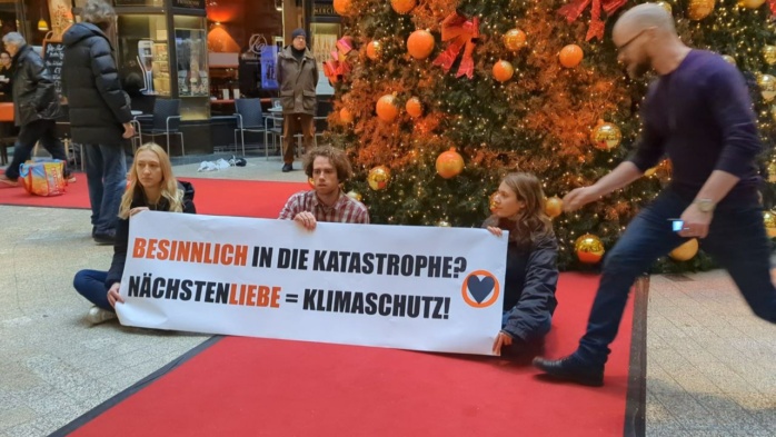 Aktivist*innen der „Letzten Generation“ haben am 13. Dezember 2023 den Weihnachtsbaum in der Mädlerpassage in Leipzig mit Farbe besprüht. Foto: Yaro Allisat