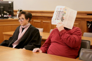 Der Angeklagte (66) verbirgt sein Gesicht am Freitag im Landgericht, neben ihm sitzt seine Anwältin Sylvia Heenemann-Weiland.
