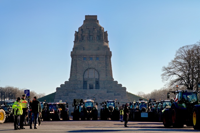 Traktoren vor dem Völkerschlachtdenkmal